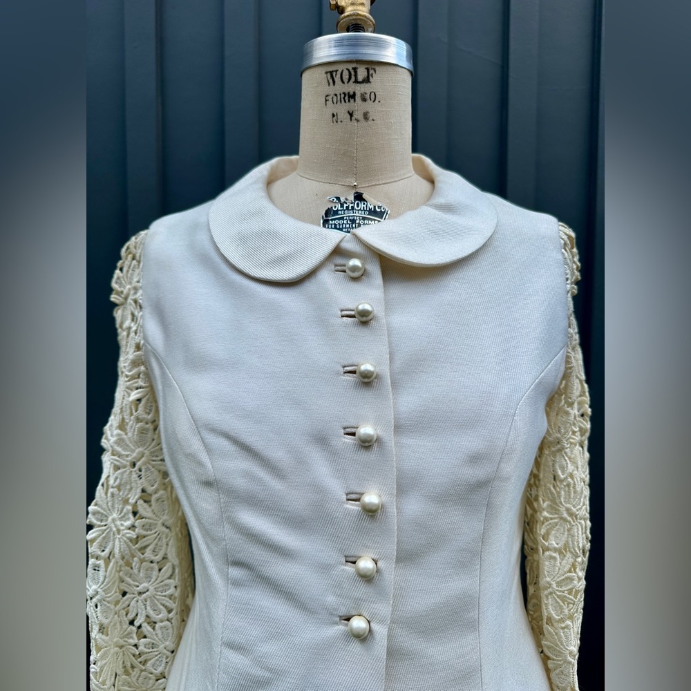 Vintage 1960s Saks Fifth Avenue Cream Daisy Long Sleeve Bridal Coat - Picture 11 of 15
